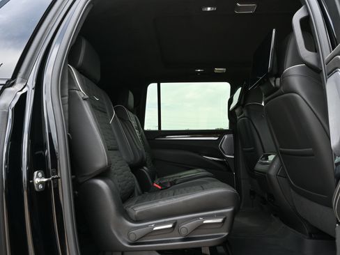 Certified 2026 Cadillac Escalade ESV Platinum Sport w/ LPO, ONYX Package AWD/4WD image 23