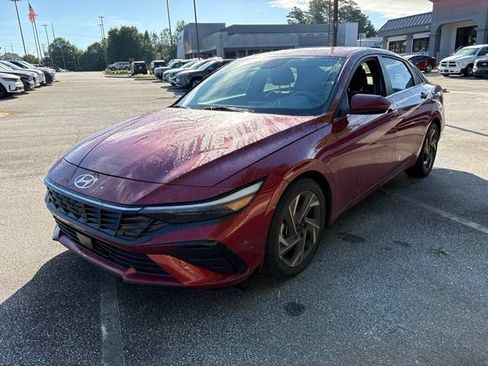 Used 2024 Hyundai Elantra SEL w/ Convenience Package FWD image 2