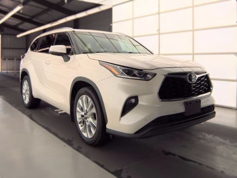 Used 2021 Toyota Highlander Limited FWD image 4
