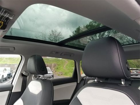 New 2025 Volkswagen Taos SEL image 7