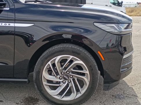 Used 2025 Lincoln Navigator Reserve image 4