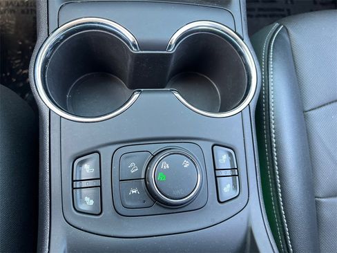 Used 2024 GMC Terrain SLT image 25