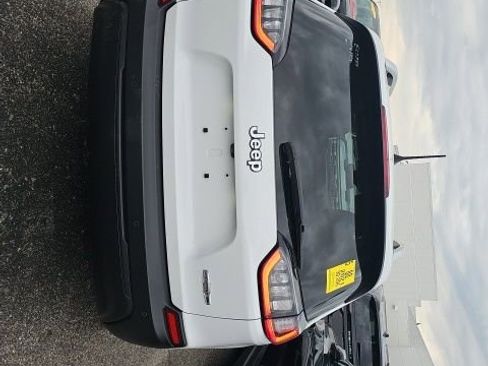 Used 2021 Jeep Cherokee Latitude Plus w/ Mopar Interior Package image 6