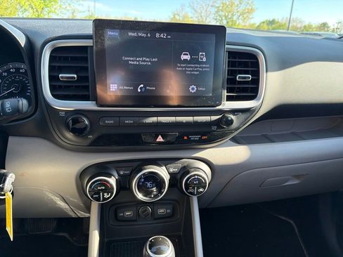Used 2022 Hyundai Venue SEL FWD image 12
