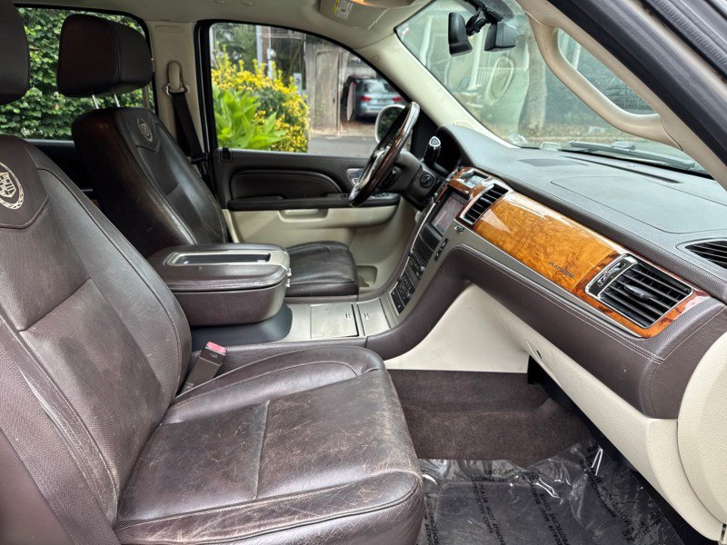 Used 2014 Cadillac Escalade ESV Platinum AWD/4WD image 24