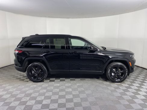 Used 2025 Jeep Grand Cherokee Limited w/ Black Appearance Package AWD/4WD image 8