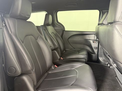 Used 2025 Chrysler Pacifica Select FWD image 13