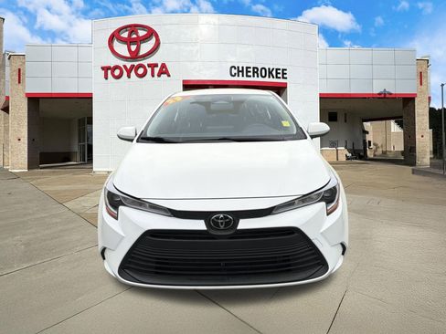 Used 2023 Toyota Corolla LE image 2