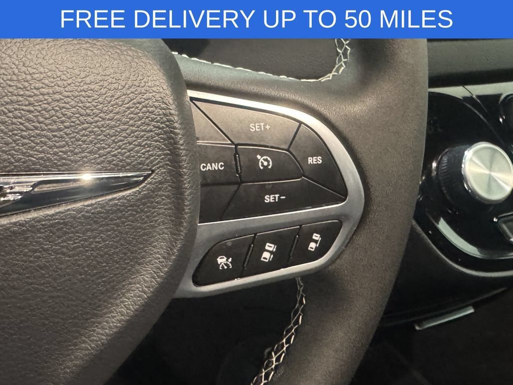 Used 2025 Chrysler Pacifica Select FWD image 7