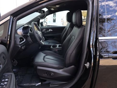 Used 2026 Chrysler Pacifica Select image 12