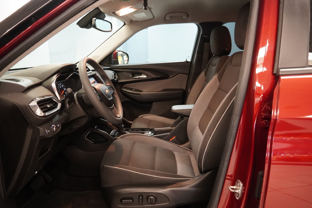 Used 2022 Chevrolet TrailBlazer LT w/ Convenience Package FWD image 5
