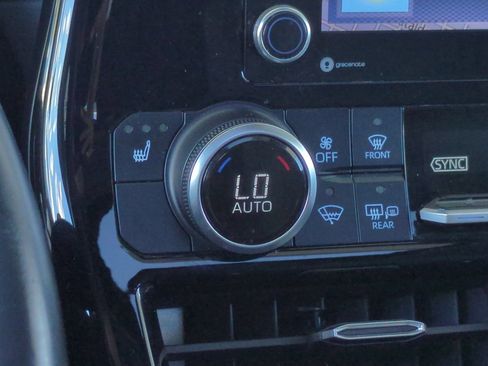 Used 2020 Toyota Highlander XLE AWD/4WD image 29