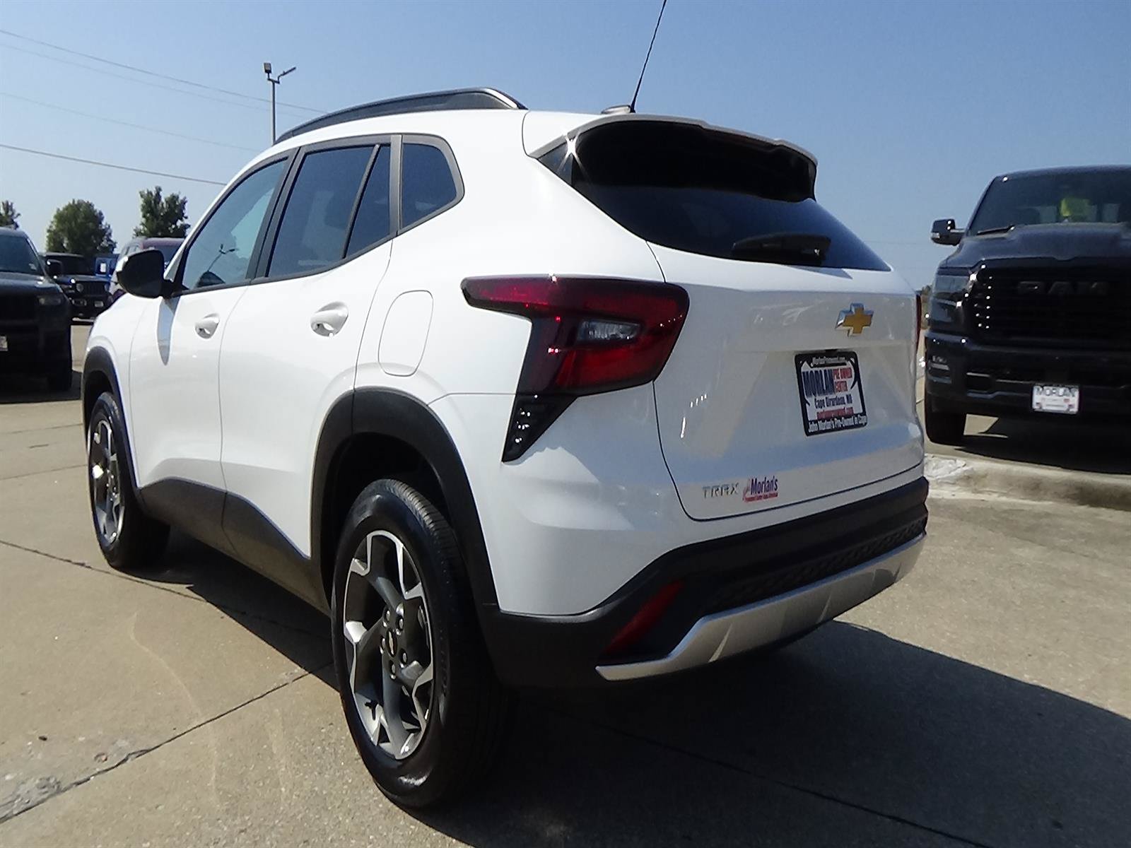 Used 2025 Chevrolet Trax LT FWD image 8