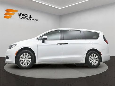 Used 2021 Chrysler Voyager L image 35