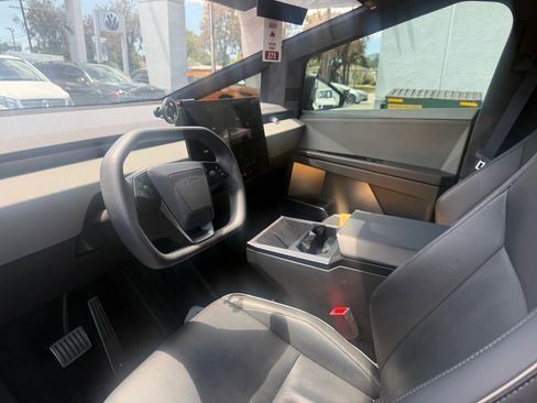 Used 2024 Tesla Cybertruck AWD Crew Cab image 4