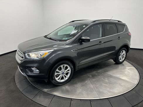 Used 2017 Ford Escape SE w/ Equipment Group 201A image 3