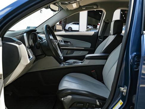 Used 2017 Chevrolet Equinox Premier w/ Enhanced Convenience Package AWD/4WD image 3