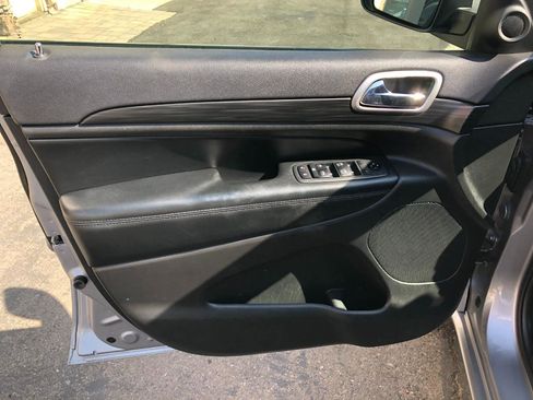 Used 2020 Jeep Grand Cherokee Altitude AWD/4WD image 10