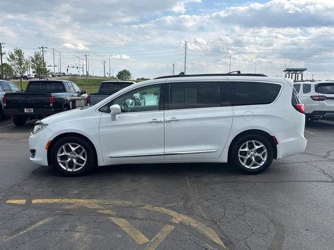 Used 2017 Chrysler Pacifica Touring-L w/ Tire & Wheel Group FWD image 8