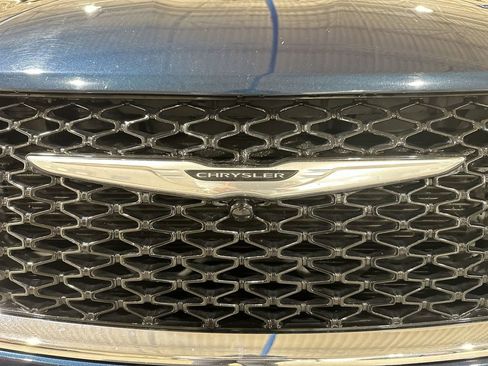 Used 2024 Chrysler Pacifica Touring-L image 27