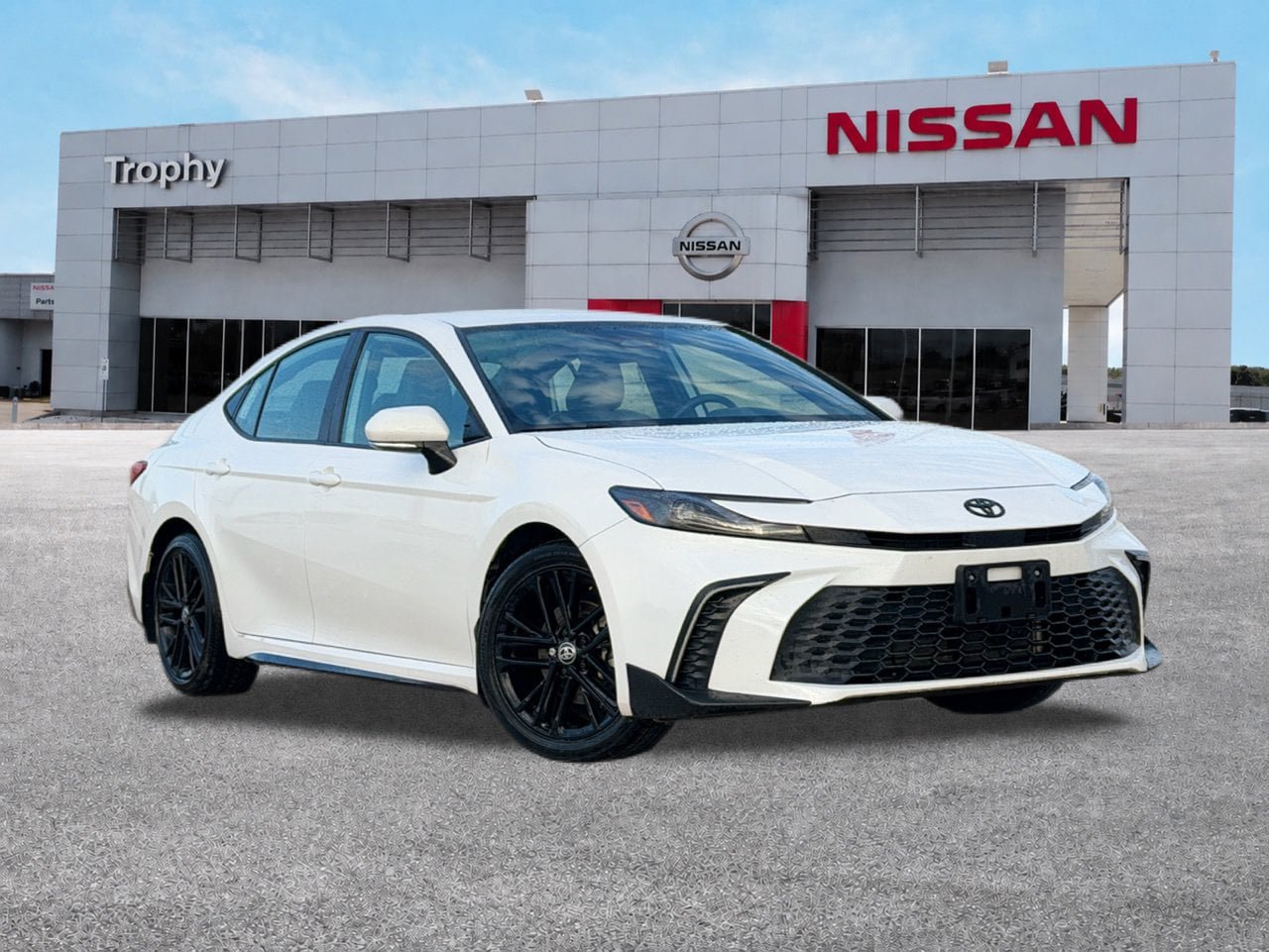 Used 2025 Toyota Camry SE w/ Convenience Package FWD image 1