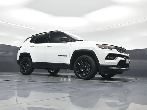 Used 2023 Jeep Compass Latitude AWD/4WD image 3
