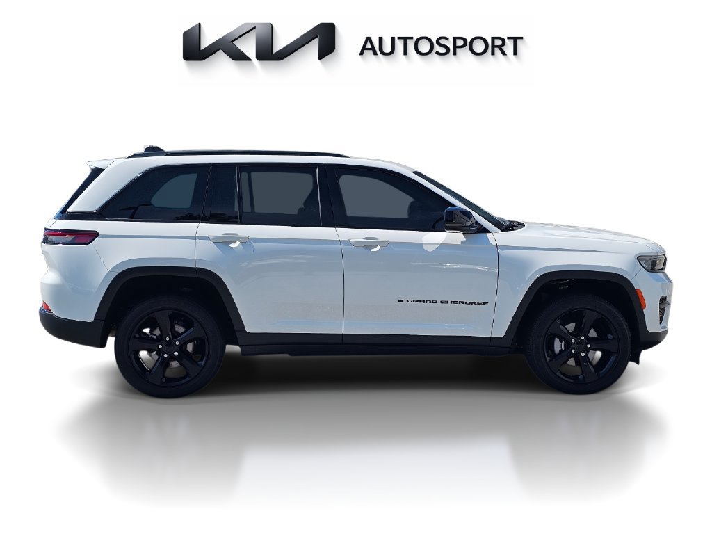 Used 2025 Jeep Grand Cherokee Altitude AWD/4WD image 7