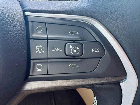 Used 2025 Jeep Grand Cherokee Limited w/ Luxury Tech Group II image 21