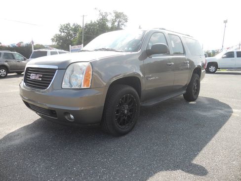 Used 2011 GMC Yukon XL SLT w/ SLT-2 Equipment Package AWD/4WD image 29
