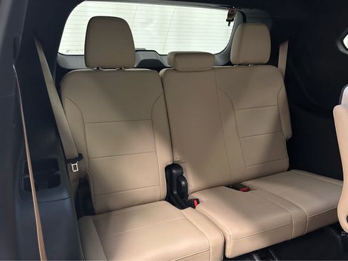 Used 2025 Buick Enclave Preferred AWD/4WD image 24