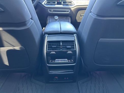Used 2022 BMW X7 M50i image 11