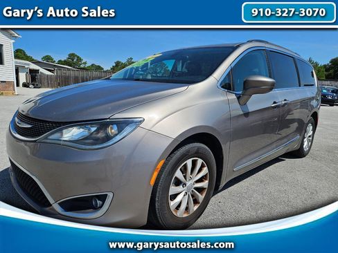 Used 2017 Chrysler Pacifica Touring-L FWD image 1