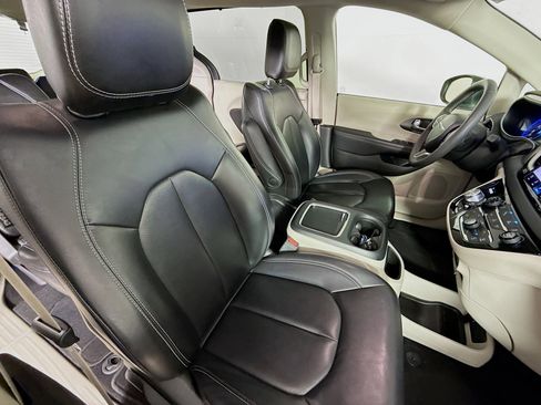 Used 2023 Chrysler Pacifica Touring-L image 36