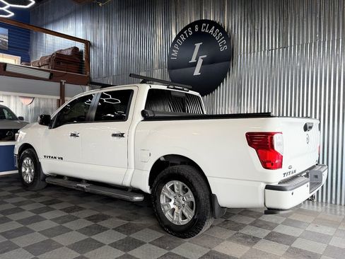 Used 2019 Nissan Titan SV w/ SV Convenience Package image 3