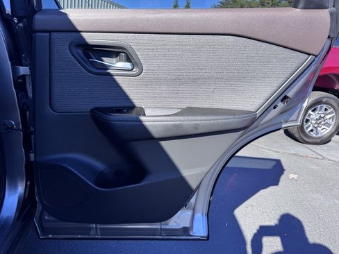 Used 2022 Nissan Rogue SV image 27