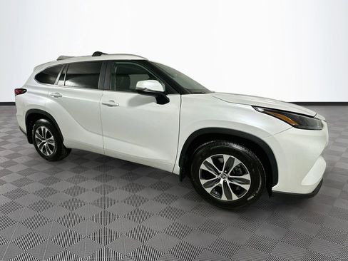 Used 2023 Toyota Highlander XLE AWD/4WD image 8