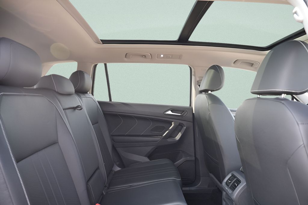 Used 2023 Volkswagen Tiguan SE w/ Panoramic Sunroof Package FWD image 14