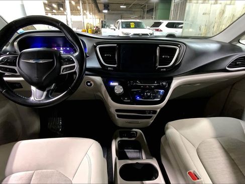Used 2019 Chrysler Pacifica Touring Plus w/ Cold Weather Group image 15