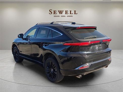 Used 2023 Toyota Venza image 3