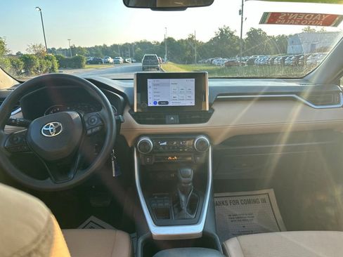 Used 2023 Toyota RAV4 LE AWD/4WD image 5