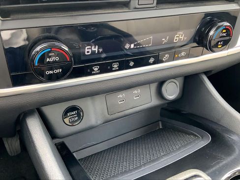 Used 2025 Nissan Rogue SV AWD/4WD image 34
