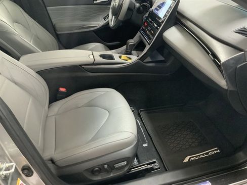 Used 2019 Toyota Avalon Limited image 33