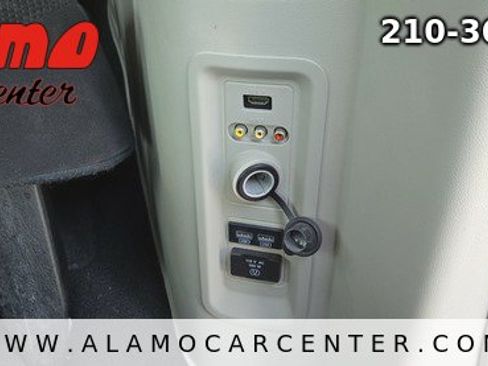 Used 2014 Chrysler Town & Country Touring FWD image 32