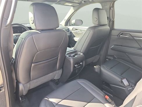 Used 2024 GMC Acadia Elevation image 17