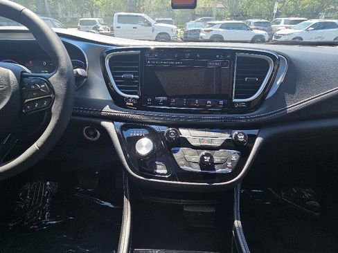 Used 2026 Chrysler Pacifica Limited w/ S Appearance Package FWD image 14
