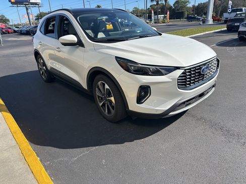 Used 2023 Ford Escape Platinum w/ Premium Technology Package image 2