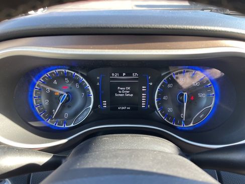 Used 2022 Chrysler Voyager LX image 9