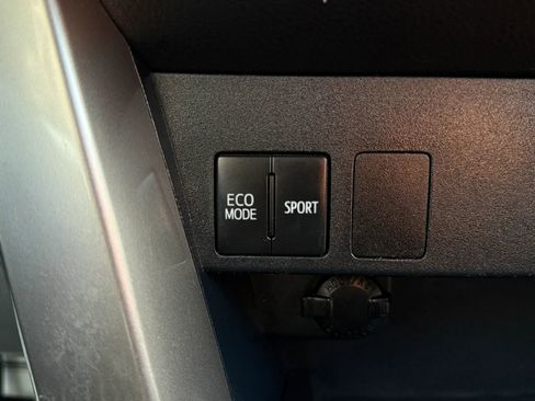 Used 2018 Toyota RAV4 LE w/ All Weather Liner Package FWD image 28
