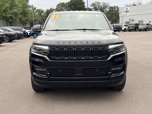 Used 2025 Jeep Wagoneer L Series II AWD/4WD image 9