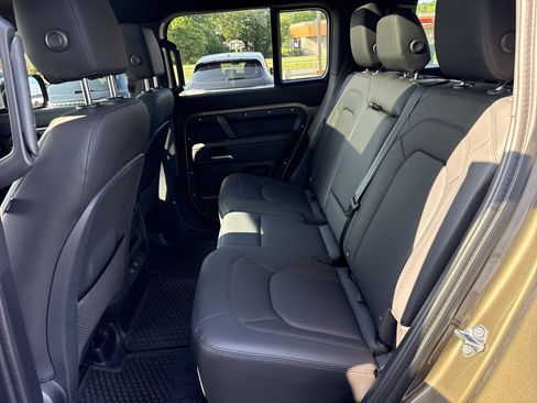 Used 2025 Land Rover Defender 110 X-Dynamic SE AWD/4WD image 29
